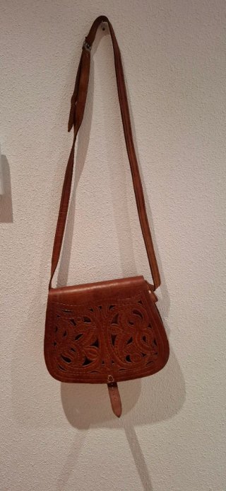 Bolso de cuero marrón con diseño floral