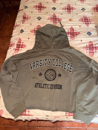 Sudadera verde militar, corta y con capucha