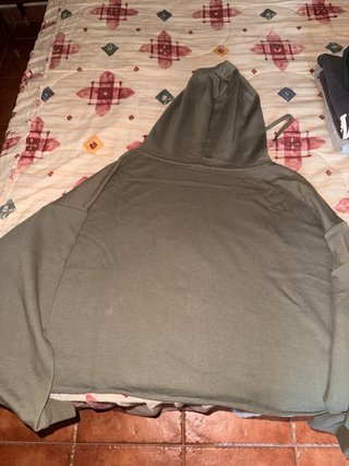 Sudadera verde militar, corta y con capucha