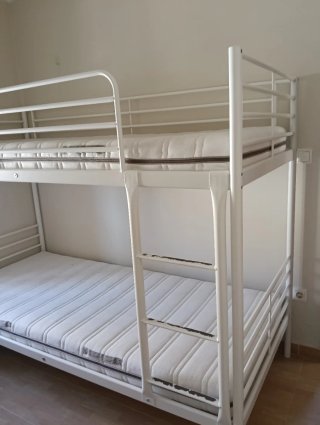 Letto a castello in metallo bianco con materassi