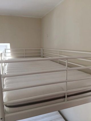 Letto a castello in metallo bianco con materassi