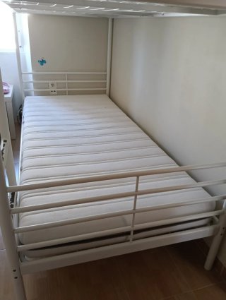 Letto a castello in metallo bianco con materassi