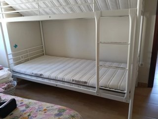 Letto a castello in metallo bianco con materassi