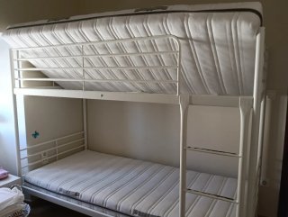 Letto a castello in metallo bianco con materassi