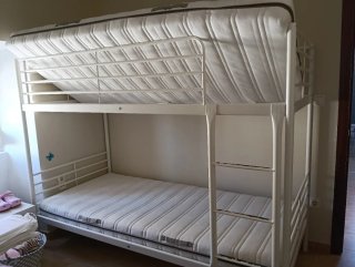 Letto a castello in metallo bianco con materassi