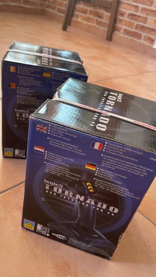 Lote 2 Joysticks PC USB “Tornado” Logic3, nuevos.