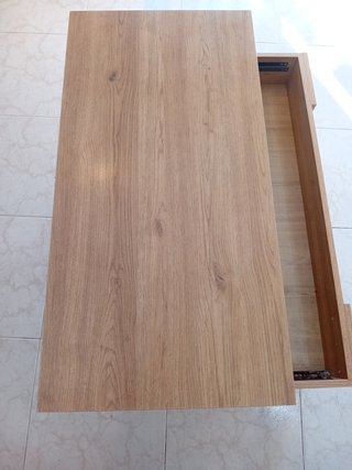 Mesa de madera marrón
