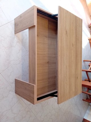 Mesa de madera marrón