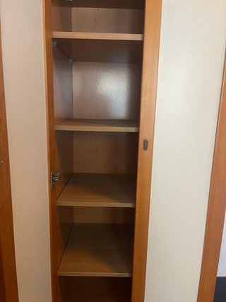 Armario de madera con 2 puertas y cajones