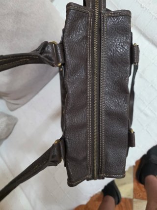 Bolso de piel marrón.adolfo domingez