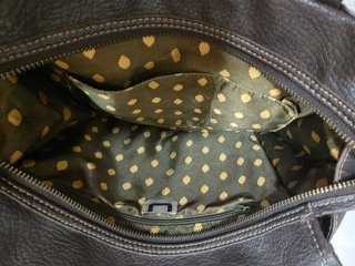 Bolso de piel marrón.adolfo domingez