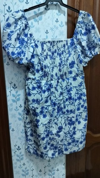 Vestido floral azul y blanco