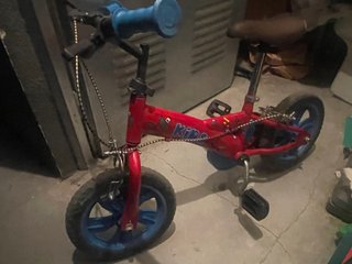 Bicicleta infantil vermelha