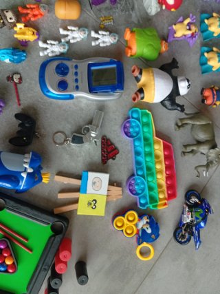 Lote juguetes varios + futbolín Todo 14€.