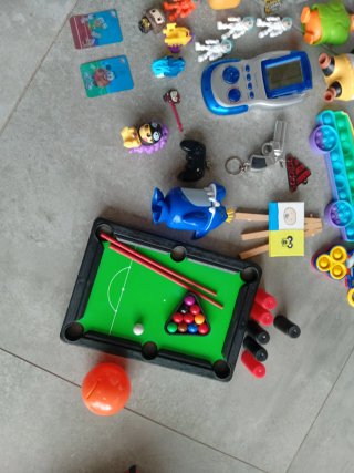 Lote juguetes varios + futbolín Todo 14€.
