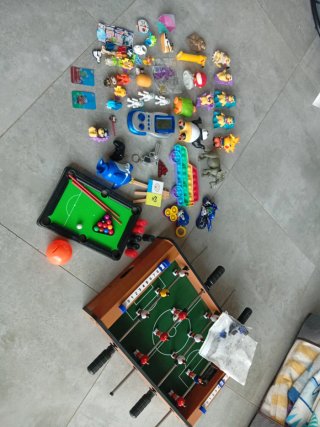 Lote juguetes varios + futbolín Todo 14€.