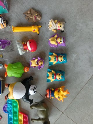 Lote juguetes varios + futbolín Todo 14€.
