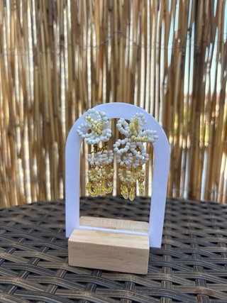 Pendientes flor blancos y amarillos