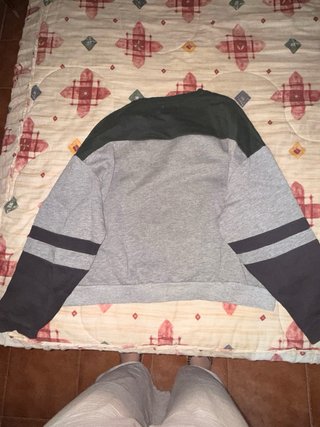 Sudadera gris y verde pull and bear
