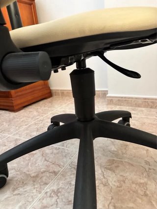 Silla de oficina profesional beige, con ruedas