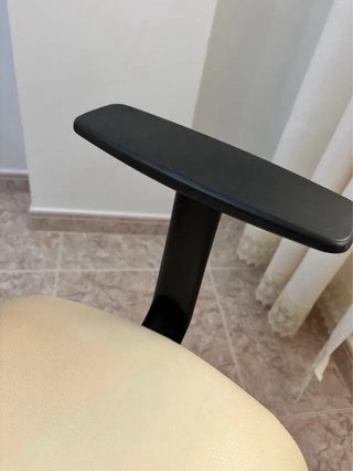 Silla de oficina profesional beige, con ruedas