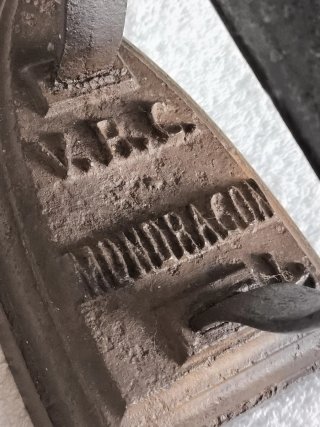 MONDRAGÓN PLANCHA DE HIERRO FUNDIDO ANTIGUA N° 4