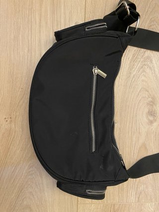 Riñonera/bolso negro con bolsillos