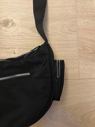 Riñonera/bolso negro con bolsillos