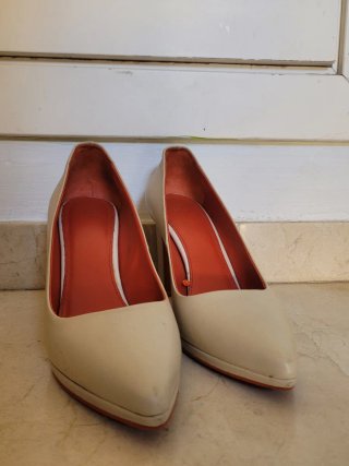 Tacones Benetton Piel Beige y Rojo