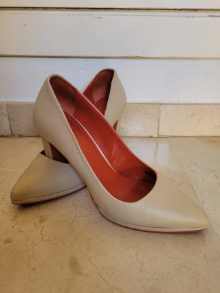 Tacones Benetton Piel Beige y Rojo