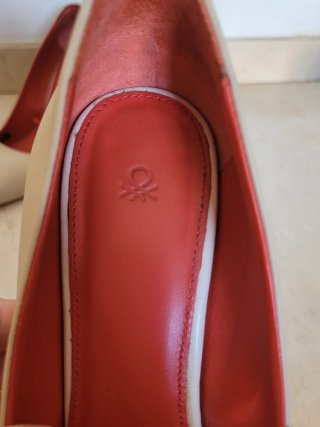 Tacones Benetton Piel Beige y Rojo