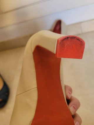 Tacones Benetton Piel Beige y Rojo