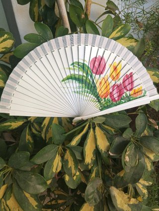 Abanico pintado a mano con flores