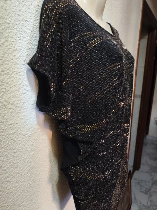 Camiseta Negra y Dorada