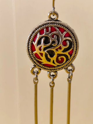 Pendientes artesanales rojos y negro plateados