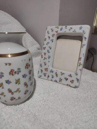 Jarrón y portarretratos porcelana flores