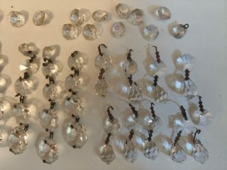 Lágrimas de cristal de una lámpara antigua.