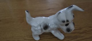 Figura de perro de porcelana