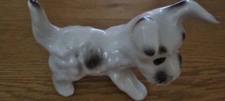 Figura de perro de porcelana