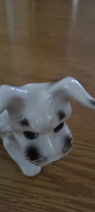 Figura de perro de porcelana