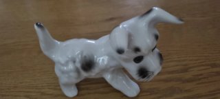 Figura de perro de porcelana