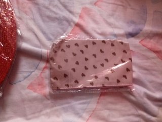 Monedero rosa con corazones