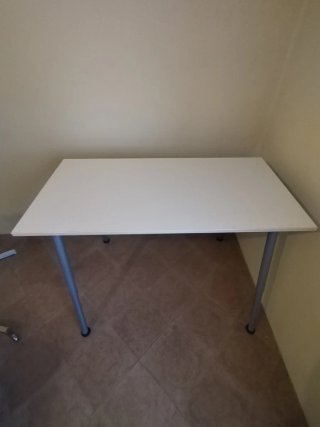Mesa de escritorio blanca y gris