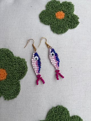 Pendientes de pez con cuentas