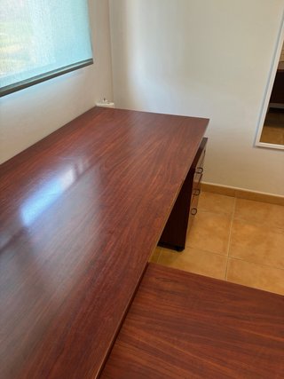 Mesa de despacho de madera