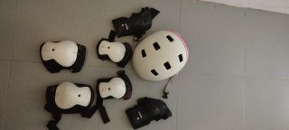 Casco Btwin blanco y rosa