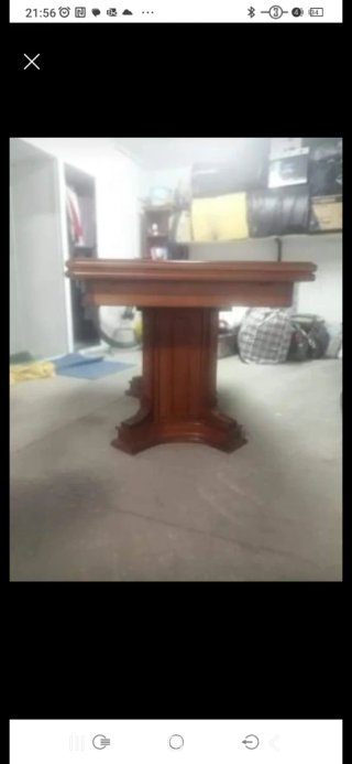 Mesa de salón de madera