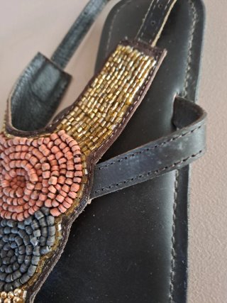 Sandalias planas con pedrería
