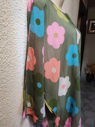 Blusa verde con estampado floral