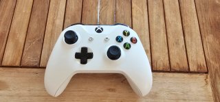 Xbox One S 1TB Blanca + Mando